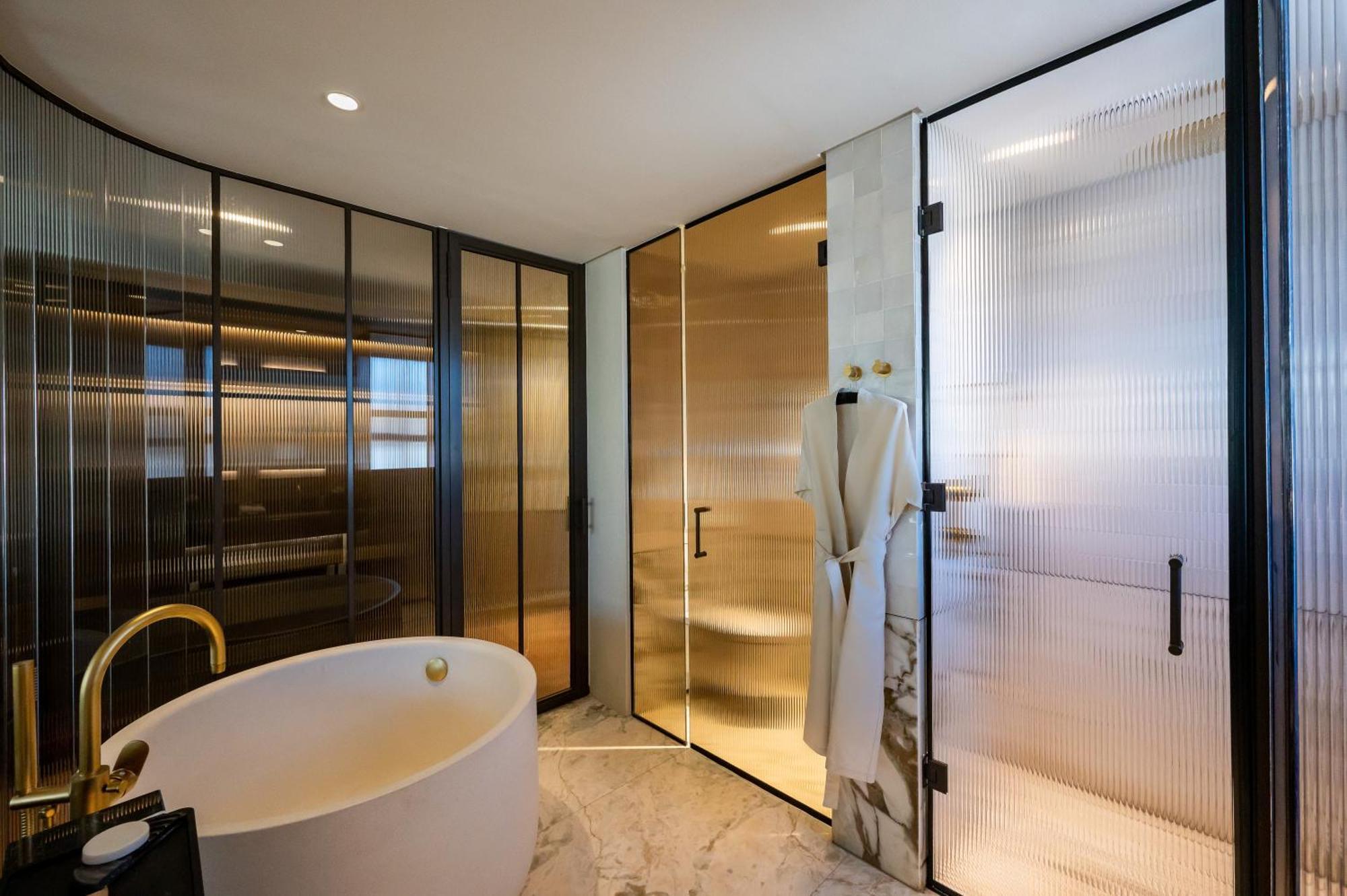 Habitación con cama extragrande y vistas a la piscina