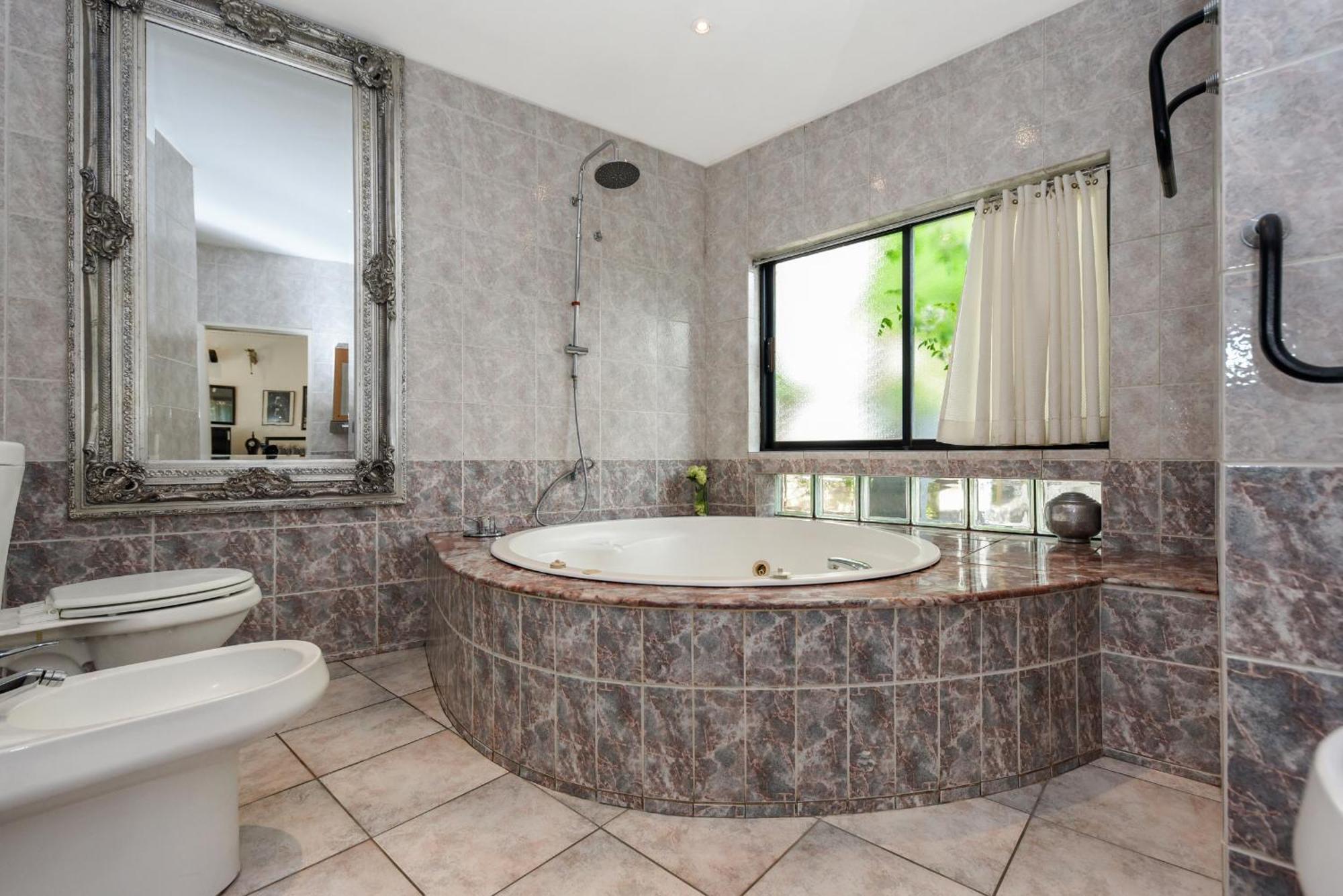 Deluxe Suite Spa Bath,1758350155:JPEG